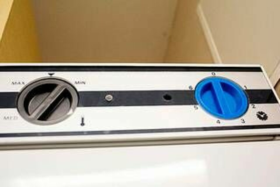 Det trasiga vredet till torkskåpet har ersatts av ett nytt utskrivet i blå plast. Foto: Christian Rehn