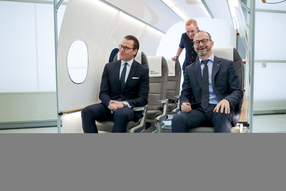 Prins Daniel och infrastrukturminister Tomas Eneroth (S) besöker elflygplanstillverkaren Heart Aerospaces utställning vid Säve flygplats utanför Göteborg. Foto: Adam Ihse/TT Prins Daniel och infrastrukturminister Tomas Eneroth (S) besöker elflygplanstillverkaren Heart Aerospaces utställning vid Säve flygplats utanför Göteborg. Foto: Adam Ihse/TT