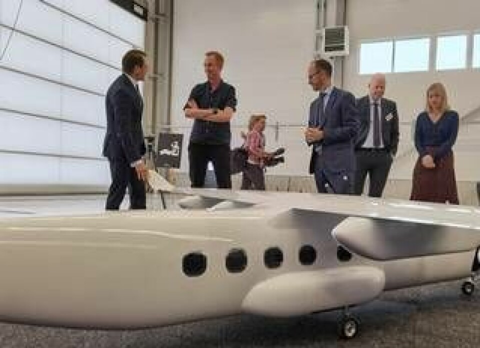 Heart Aerospace grundare Anders Forslund visar upp en skalmodell av elplanet ES-19 för prins Daniel och infrastrukturminister Tomas Eneroth. Foto: Simon Campanello