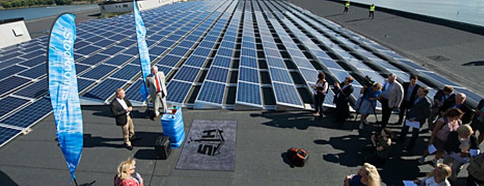STOCKHOLM 2013-09-06 Stockholms finansborgarråd Sten Nordin invigde på fredagen Stockholms Hamnars solcellsanläggning på taket till Magasin 6 i Frihamnen. Anläggningen består av 919 solpaneler med en total yta på 1500 kvadratmeter. Den årliga energileveransen kommer att motsvara behovet för tio genomsnittsvillor. Anläggningen är Stockholm stads största i sitt slag. Foto: Fredrik Sandberg/TT STOCKHOLM 2013-09-06 Stockholms finansborgarråd Sten Nordin invigde på fredagen Stockholms Hamnars solcellsanläggning på taket till Magasin 6 i Frihamnen. Anläggningen består av 919 solpaneler med en total yta på 1500 kvadratmeter. Den årliga energileveransen kommer att motsvara behovet för tio genomsnittsvillor. Anläggningen är Stockholm stads största i sitt slag. Foto: Fredrik Sandberg/TT