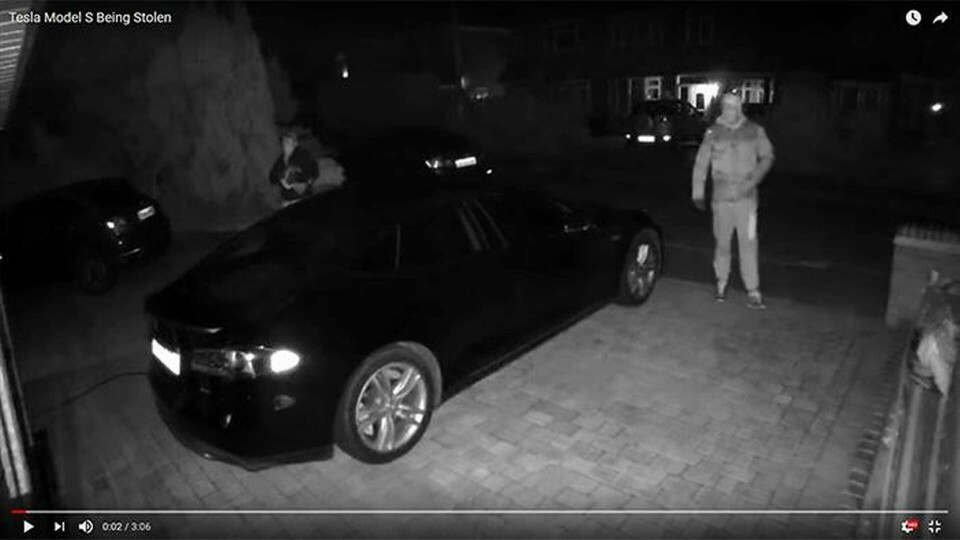 Skärmdump från filmen som visar hur Teslan blir stulen. Foto: Yotube/Antony Kennedy