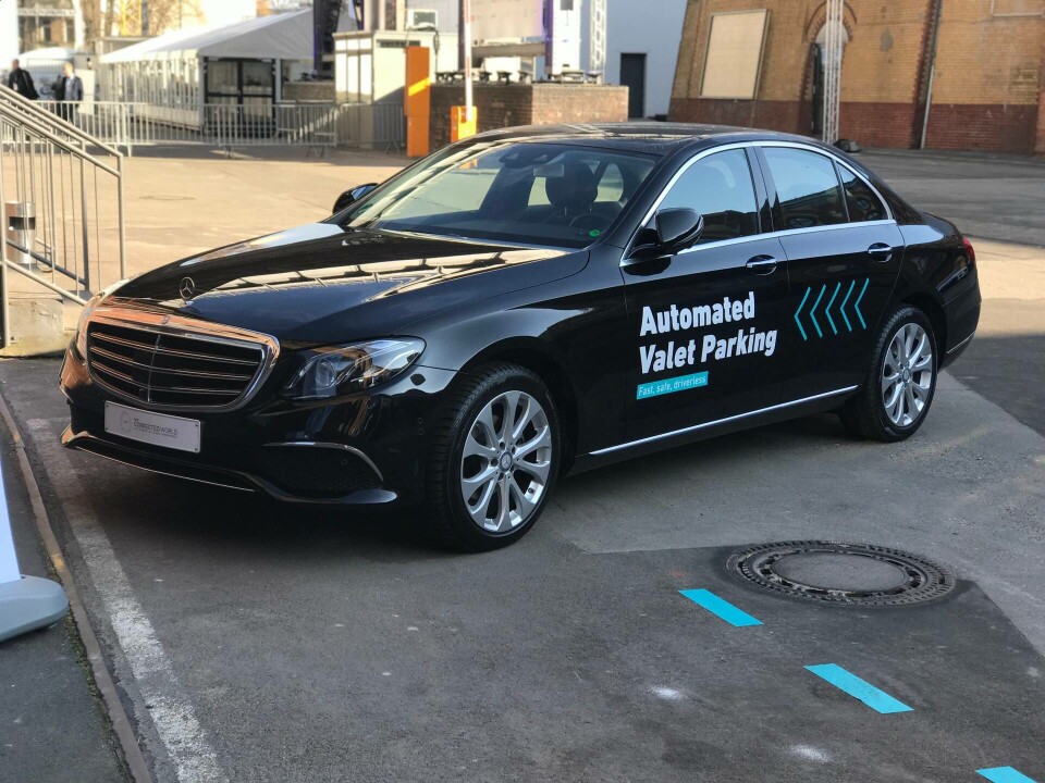 Daimler och Bosch har tillsammans utvecklat ett system som gör det möjligt för en bilförare att låta bilen sköta parkering själv i exempelvis ett parkeringshus Foto: Per Danielson Daimler och Bosch har tillsammans utvecklat ett system som gör det möjligt för en bilförare att låta bilen sköta parkering själv i exempelvis ett parkeringshus Foto: Per Danielson