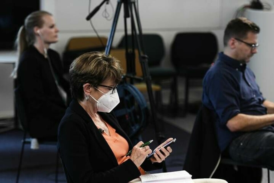 En reporter med munskydd under en av Folkhälsomyndighetens pressträffar om covid-19. Foto: Linnéa Wannefors/TT