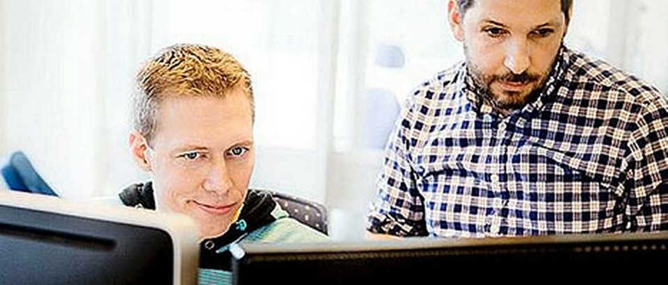 Om utvecklarna Nils Gambinis och Simon Tardells nya prototyp är tillräckligt bra kan de vinna en Ipad. Foto: Caroline Tibell Om utvecklarna Nils Gambinis och Simon Tardells nya prototyp är tillräckligt bra kan de vinna en Ipad. Foto: Caroline Tibell