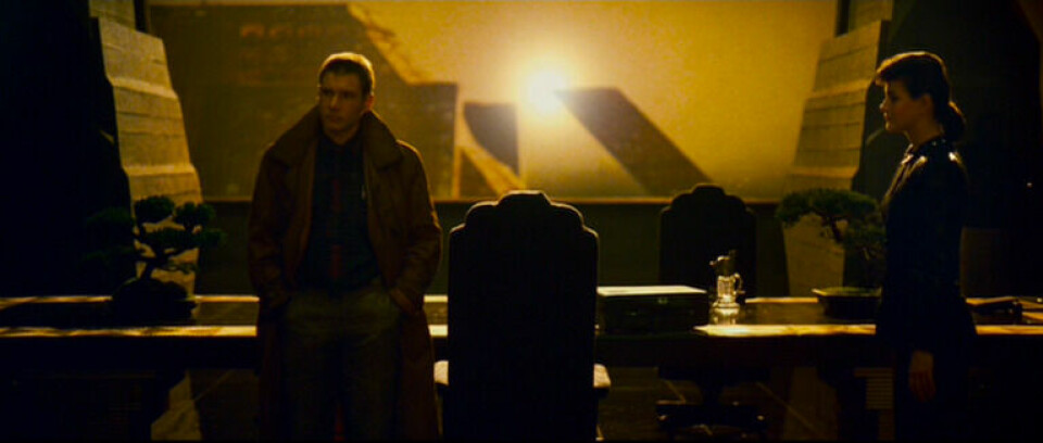 Rick Deckard (Harrison Ford) och replikanten Rachel (Sean Young) i Blade Runner. Foto: Wikia.com