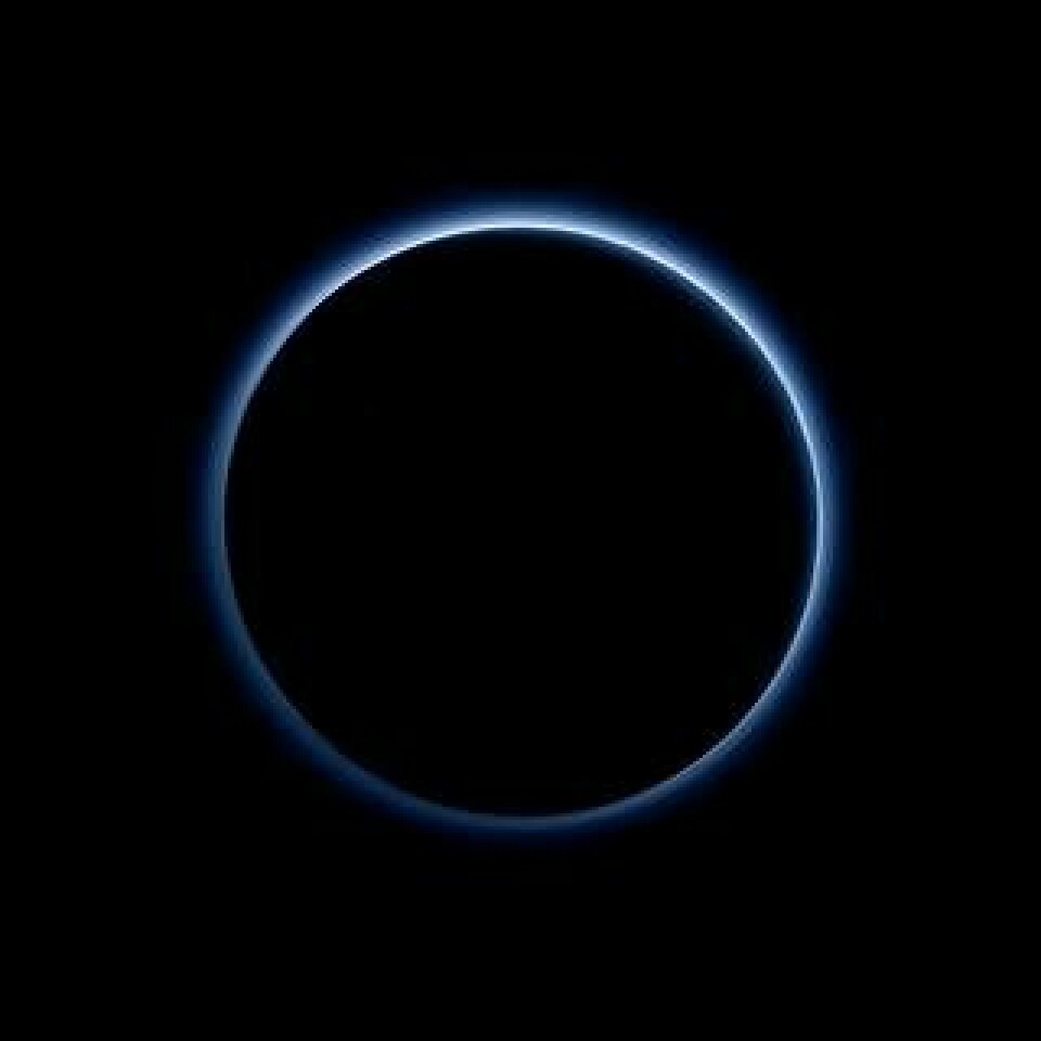 Här syns den blå färgen i Plutos atmosfär. Det övre lagret i atmosfären tros likna det som finns på Saturnus måne Titan. Bilden har skapats av flera olika bilder för att så nära som möjligt återge färgerna så som de skulle uppfattas av det mänskliga ögat. Foto: NASA / JHUAPL / SwRI