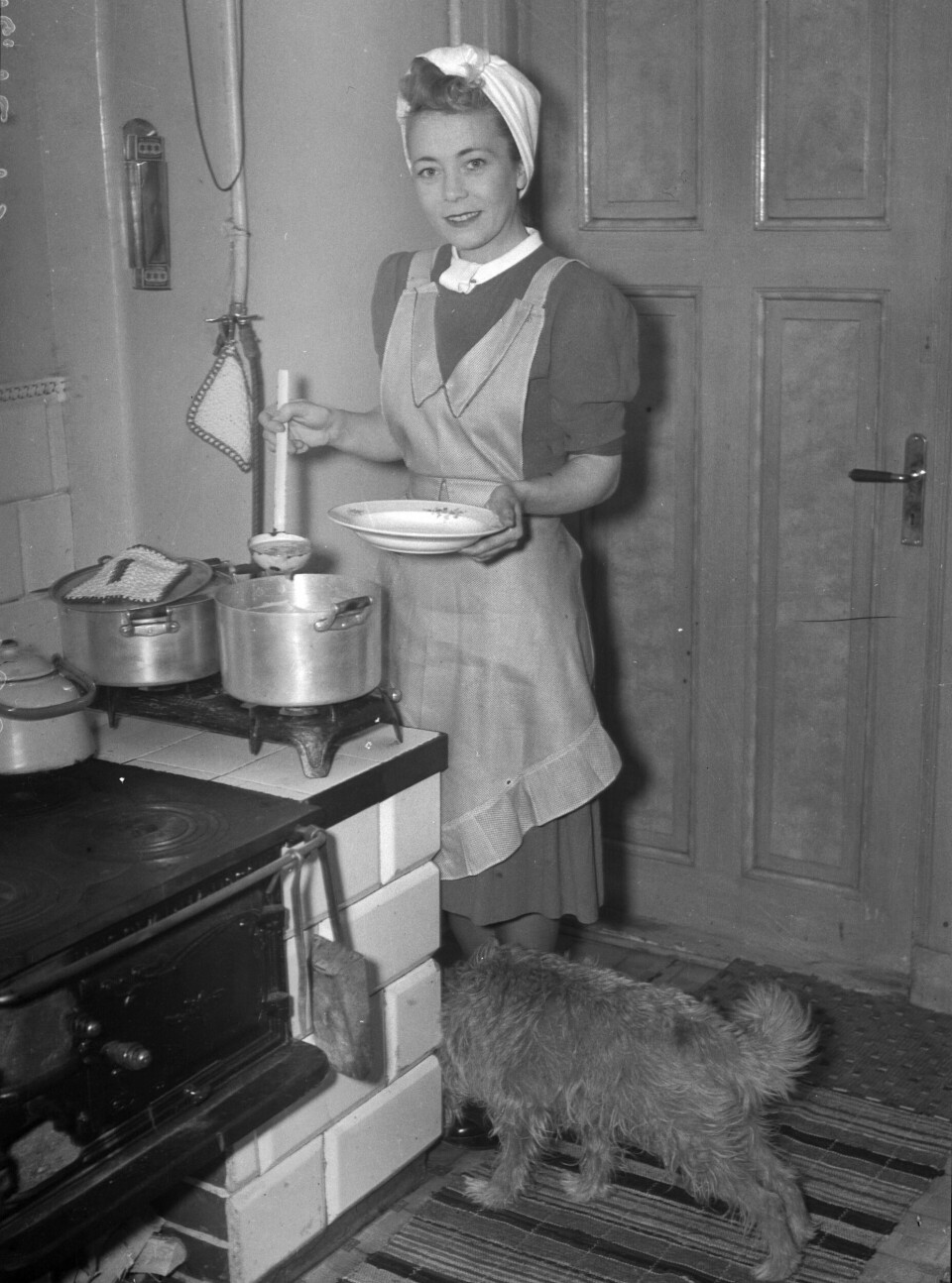 Under 1900-talets fyra första decennier var vår bostadsstandard sämst i Europa, med trångboddhet, lort och illa planerade bostäder. Hemmen bestod länge av tungt handarbete i dåligt anpassade hushåll, med tidsödande tvätt och disk för hand. Bilden är från Göteborg, i december 1943. Foto: KAMERAREPORTAGE/TT Under 1900-talets fyra första decennier var vår bostadsstandard sämst i Europa, med trångboddhet, lort och illa planerade bostäder. Hemmen bestod länge av tungt handarbete i dåligt anpassade hushåll, med tidsödande tvätt och disk för hand. Bilden är från Göteborg, i december 1943. Foto: KAMERAREPORTAGE/TT