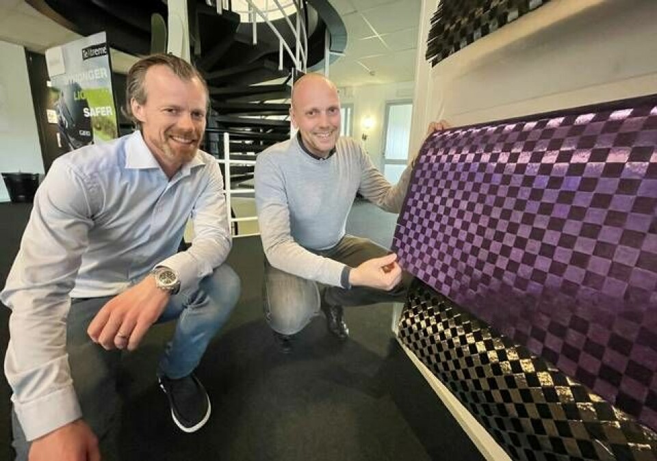 Andreas Martsman och Henrik Blycker visar upp supermaterialet Textreme från Oxeon Foto: Anders Frick