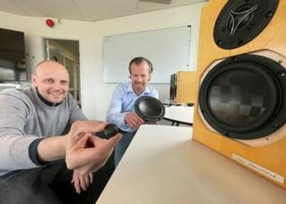 Oxeons supermaterial kan även användas i högtalarmembran, vilket Henrik Blycker och Andreas Martsman här visar upp Foto: Anders Frick