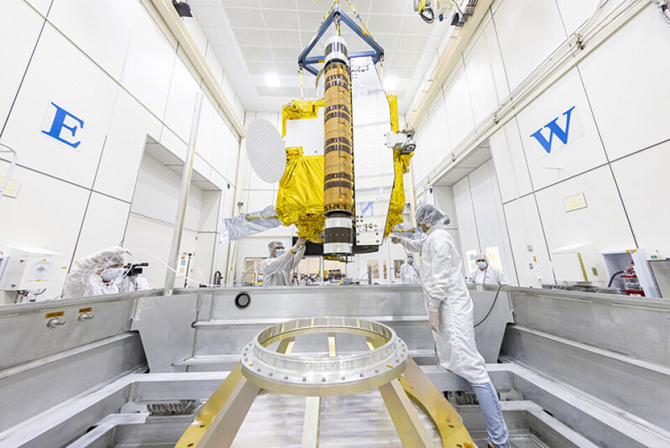 Nasas ingenjörer förbereder DART-satelliten för avfärd. Foto: Johns Hopkins APL/Ed Whitman Nasas ingenjörer förbereder DART-satelliten för avfärd. Foto: Johns Hopkins APL/Ed Whitman