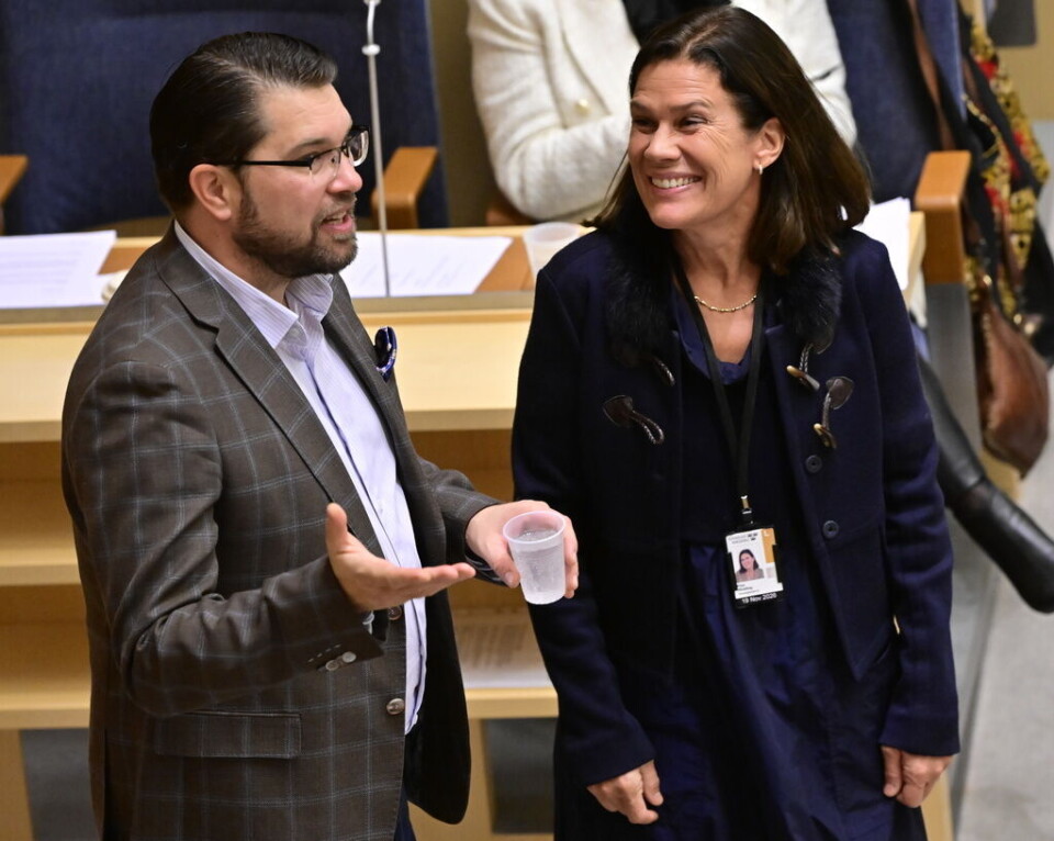 Partiledare Jimmie Åkesson (SD) i samspråk med partikamraten och riksdagsledamoten Elsa Widding. Foto: Jonas Ekströmer/TT Partiledare Jimmie Åkesson (SD) i samspråk med partikamraten och riksdagsledamoten Elsa Widding. Foto: Jonas Ekströmer/TT