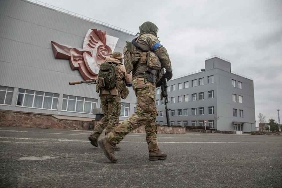 Två ukrainska soldater vid kärnkraftverket i Tjernobyl tidigare i april. Foto: Oleksandr Ratushniak/AP/TT Två ukrainska soldater vid kärnkraftverket i Tjernobyl tidigare i april. Foto: Oleksandr Ratushniak/AP/TT