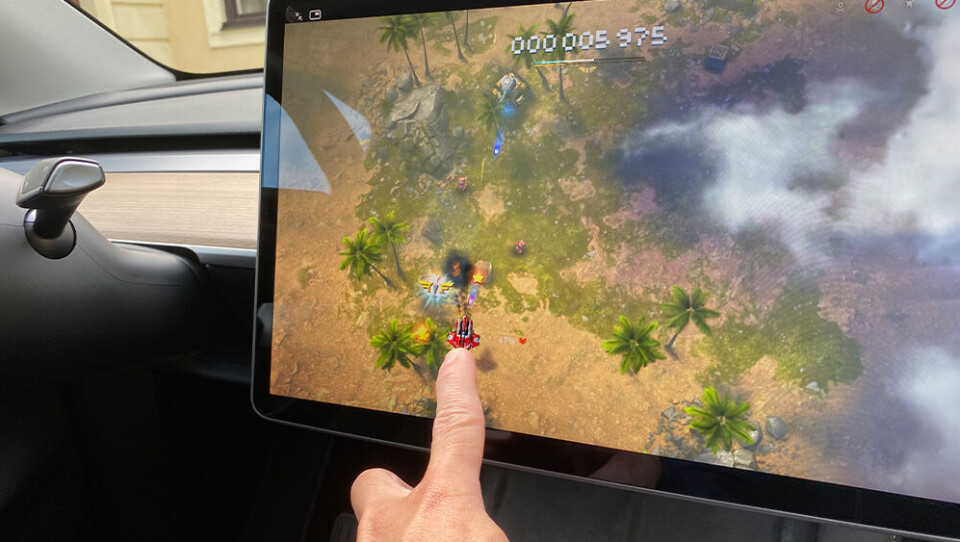 Den stora skärmen i en Tesla Model Y. Går bra att spela spel på. Foto: Felix Björklund Den stora skärmen i en Tesla Model Y. Går bra att spela spel på. Foto: Felix Björklund