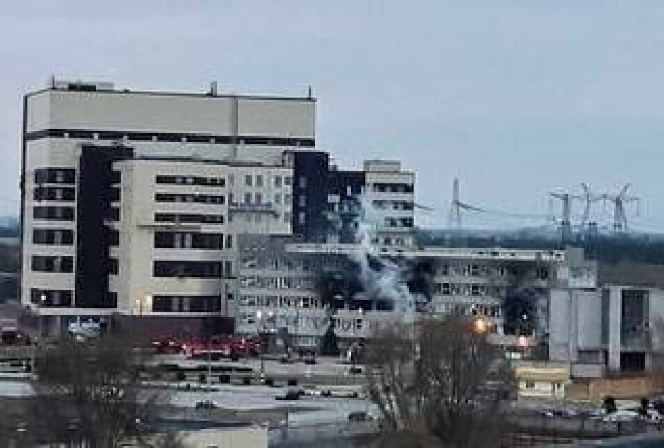 Det ukrainska kärnkraftverket Zaporizjzja attackerades av ryska styrkor den 4 mars. I samband med striderna bröt en brand ut, som här fotograferades den 5 mars. Foto: Energoatom via AP/TT