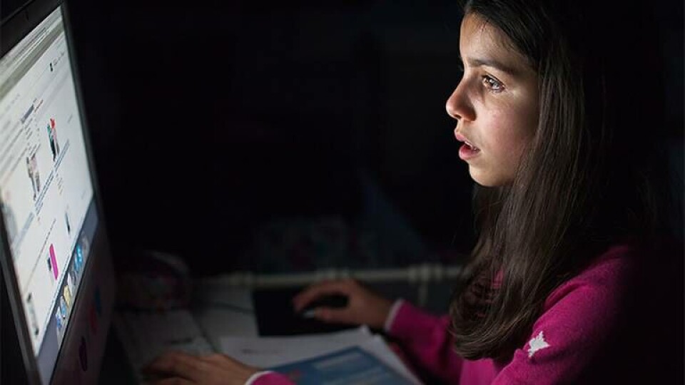 Ungdomar är mer negativa än äldre till hur internet påverkar barn och ungdomar. Foto: Alamy Ungdomar är mer negativa än äldre till hur internet påverkar barn och ungdomar. Foto: Alamy