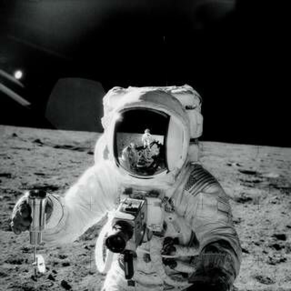 Astronauten Alan Bean på Apollo 12-expeditionen håller i ett insamlat prov från månytan. Bilden är tagen av astroanuten Pete Conrad, som syns i hjälmens reflektion. Foto: Nasa/Rex/Shutterstock/TT