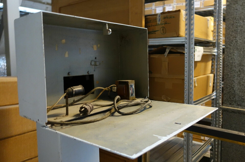 Experimentfällan, som består av en låda med just här öppnat lock. Inuti syns sladdar och flera små maskindelar.