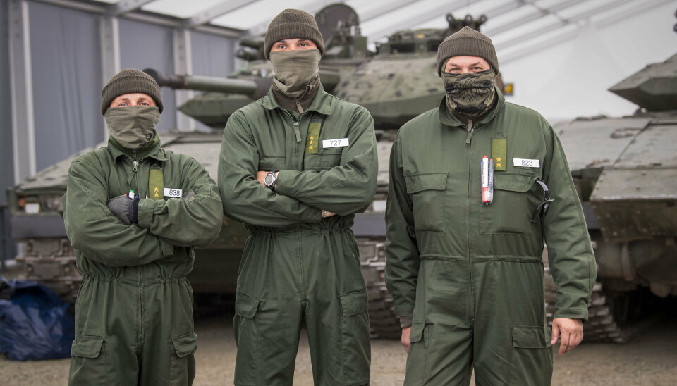 De ukrainska soldaterna Oleg, Maksym och Neo har kommit till Sverige för att lära sig strida med cv 90 i Ukrainas motoffensiv. Deras identitet får inte röjas och alla har fingerade namn. De ukrainska soldaterna Oleg, Maksym och Neo har kommit till Sverige för att lära sig strida med cv 90 i Ukrainas motoffensiv. Deras identitet får inte röjas och alla har fingerade namn.