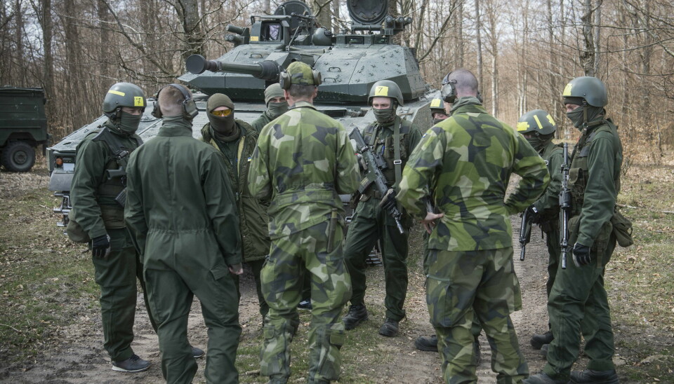 Ukrainska soldater samlade för genomgång med svenska instruktörer.
