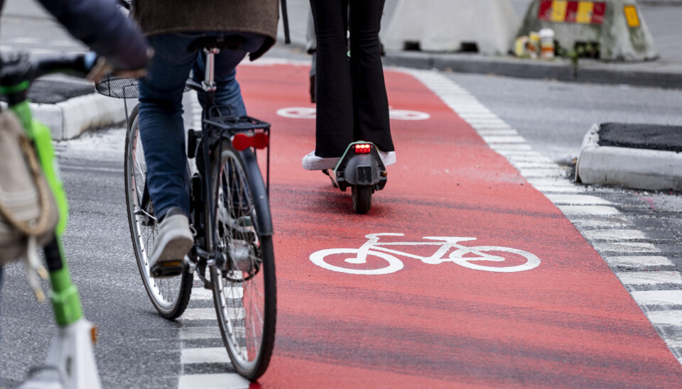 Enligt Trafikverket borde vissa elsparkcyklar klassas som EU-mopeder för att få användas i trafiken. Arkivbild. Cykel och elsparkcykel åker på en röd cykelbana