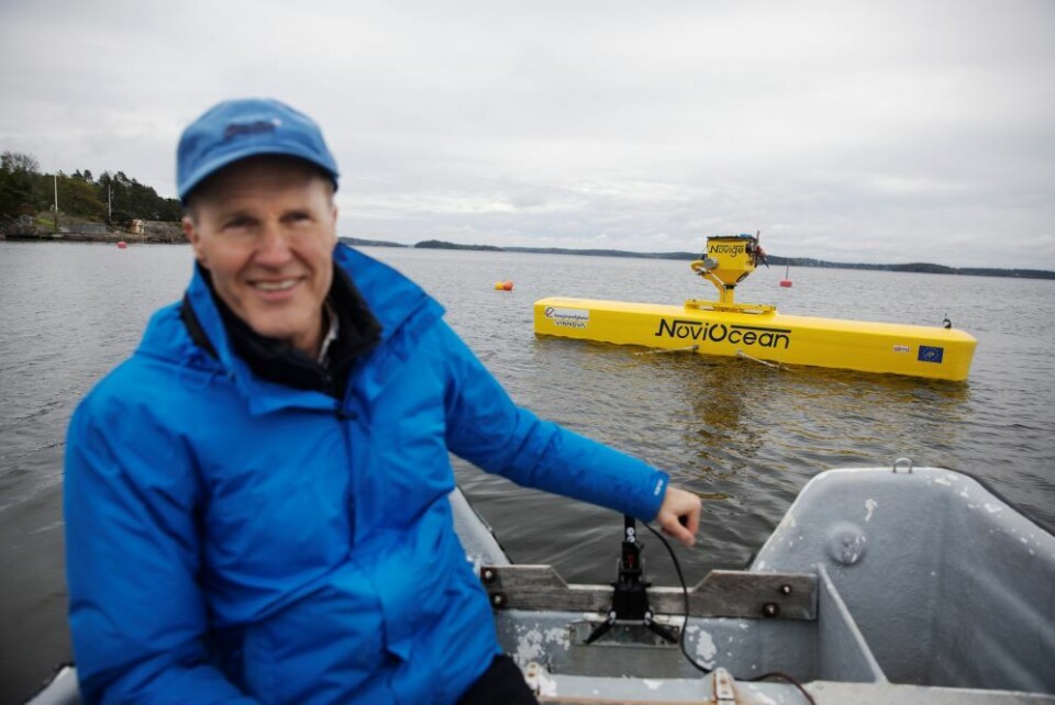 Prototypen av vågkraftverket ligger förankrat i vattnet utanför Åkersberga. Jan Skjoldhammer i förgrunden. Foto: Nicklas Thegerström Prototypen av vågkraftverket ligger förankrat i vattnet utanför Åkersberga. Jan Skjoldhammer i förgrunden. Foto: Nicklas Thegerström