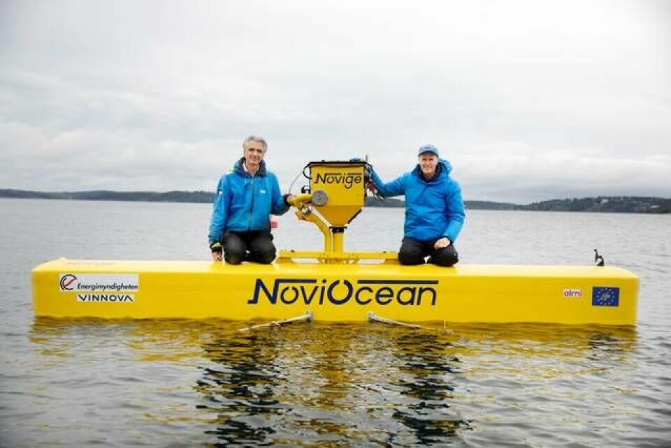 En prototyp av Noviges vågkraftverk Novi Ocean har monterats i vattnet utanför Åkersberga. Här sitter teknikchef Stefan Björklund (till vänster) och vd Jan Skjoldhammer ovanpå flytkroppen. Foto: Nicklas Thegerström