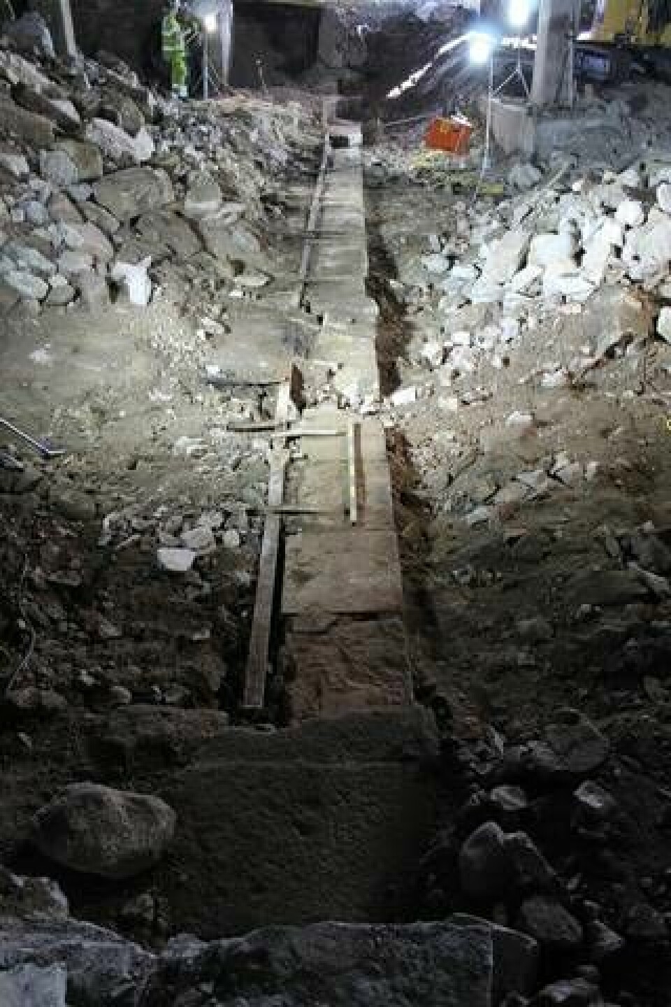 När utgrävningen nådde sitt slut syntes slussrännan, det som är kärnan av Christopher Polhems konstruktion, tydligt. Foto: Arkeologikonsult