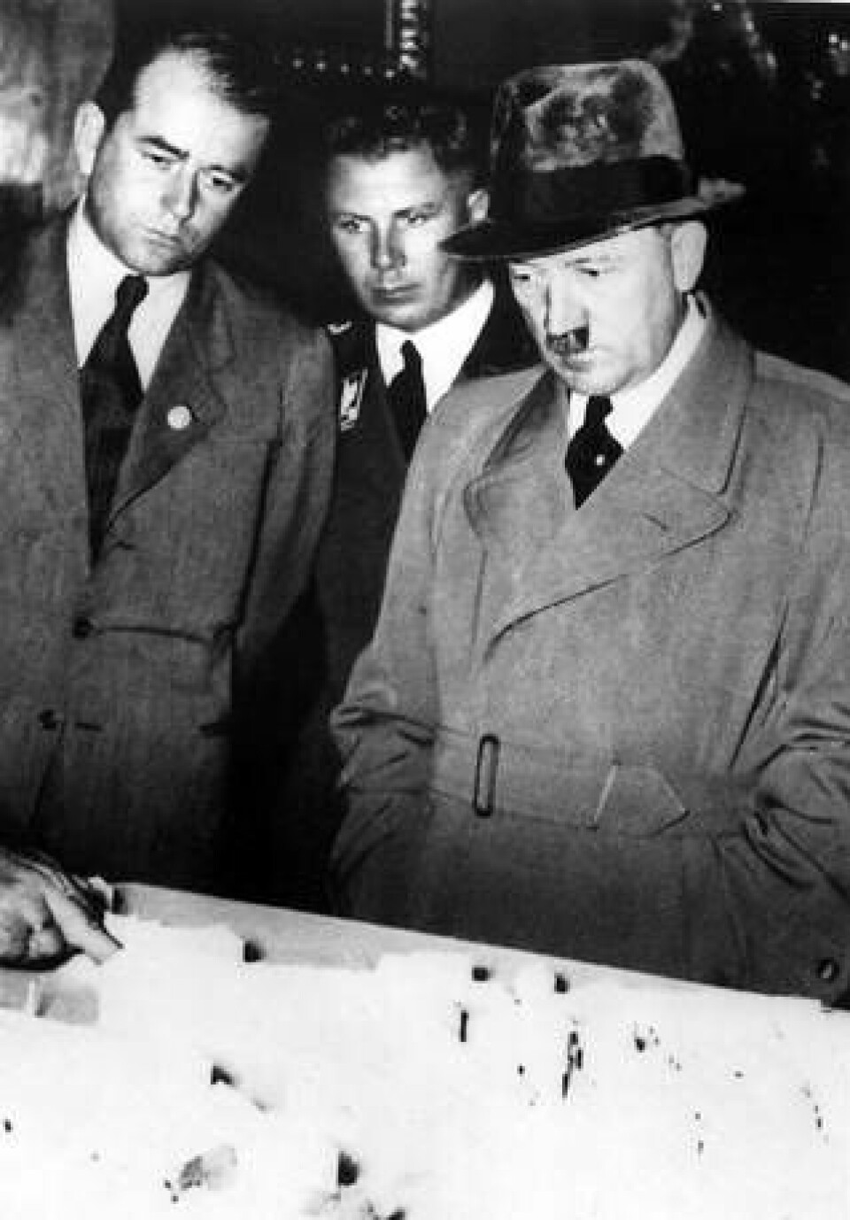 När bombningarna sänkte bränsleproduktionen sade Albert Speer (t.v.) till Hitler att han kunde förutspå krigsslutet med “nästan matematisk exakthet”. Foto: IBL