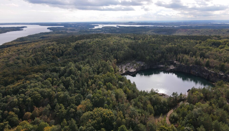 Höjdskillnaden är cirka 140 meter mellan reservoaren och Ivösjön i bakgrunden.