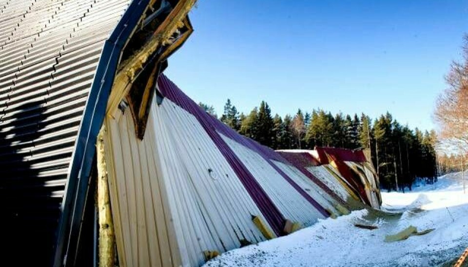 Taket på Kållereds ishall i Mölndal utanför Göteborg rasade på tisdagen den 23 februari på grund av snötyngden. Ingen var troligen inne i ishallen när det hände. Foto: BJÖRN LARSSON ROSVALL / SCANPIX