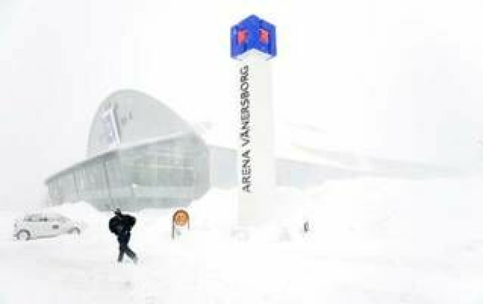 Snöstormen tog med en bit av Arena Vänersborgs tak i itten av februari. Ett 100 kvadratmeter stort hål gapade in i nybygget. Foto: ADAM IHSE / SCANPIX