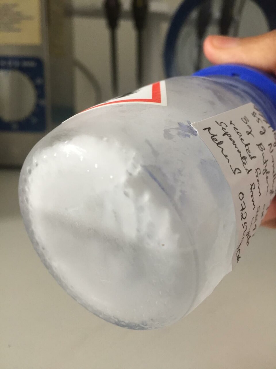 Forskare vid Lunds universitet utvecklar en metod där infångad koldioxid kan bli plast. Foto: Meher Sanku Forskare vid Lunds universitet utvecklar en metod där infångad koldioxid kan bli plast. Foto: Meher Sanku