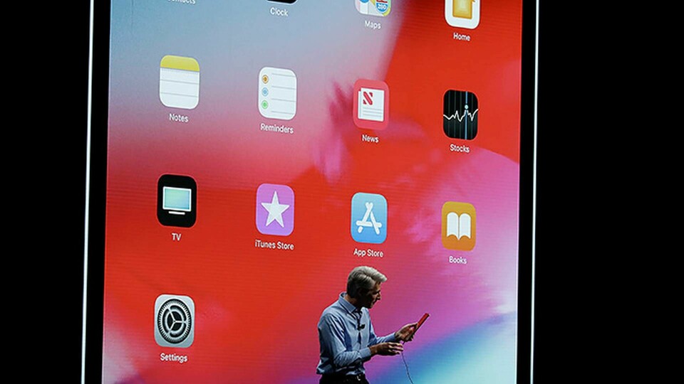 Apples vice vd inom mjukvara, Craig Federighi, talar på företagets Worldwide Developers Conference under måndagskvällen. Foto: TT / AP Photo / Marcio Jose Sanchez