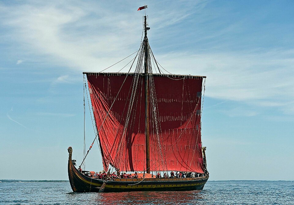 En replika av vikingaskeppet Draken Harald Harfagre ute på tur i juli 2018. Foto: Sean D. Elliot/The Day/TT
