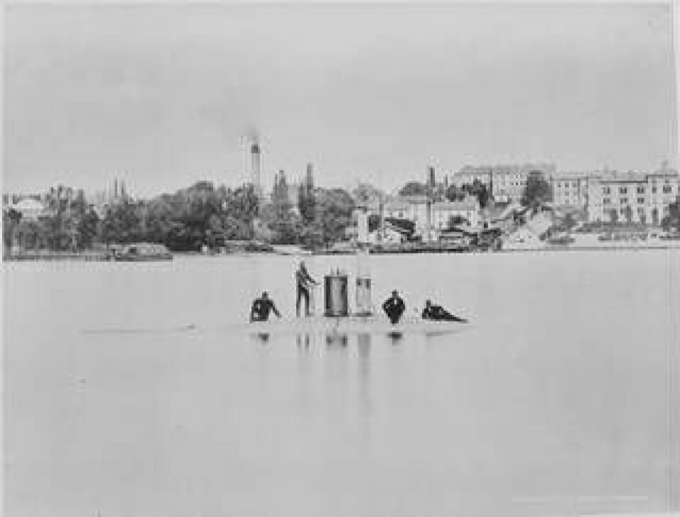 Nordenfelts undervattensbåt N:o 1 på sin jungfrufärd på Riddarfjärden i Stockholm. Det är den första av de fyra undervattensbåtar Thorsten Nordenfelt lät bygga under 1880-talet.