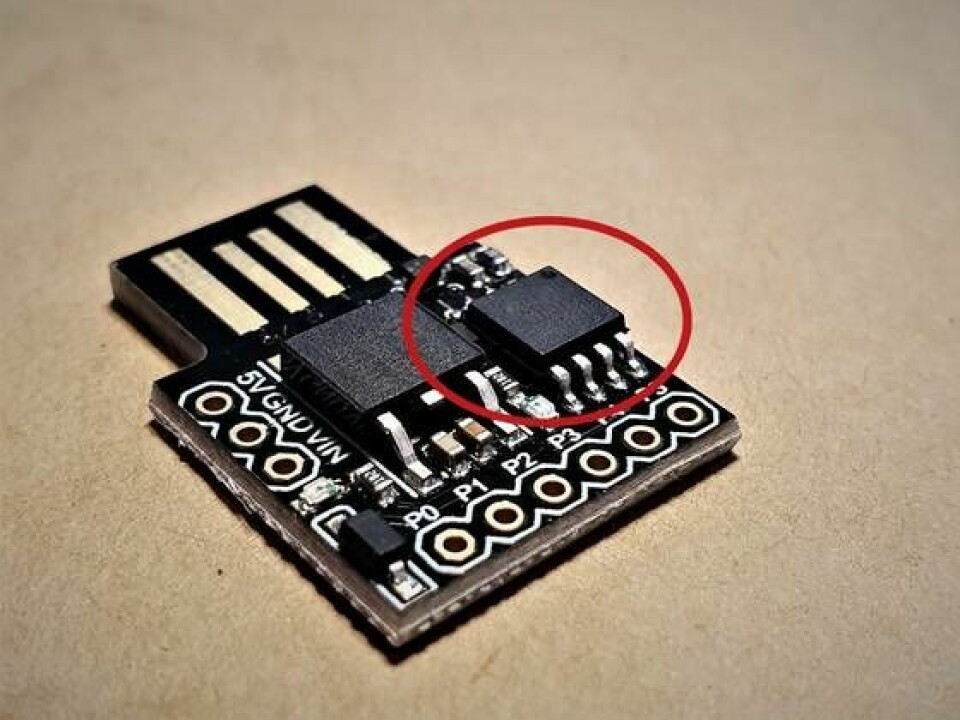 Monta Elkins använde en mikrokontroller av modell Attiny85 som mäter ungefär 5 x 5 millimeter, här är den placerad på ett annat chip och märkt med röd cirkel. Foto: Simon Campanello