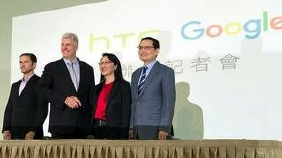 Rick Osterloh från Google skakar hand med Cher Wang som sitter i HTC:s styrelse. Foto: Johnson Lai