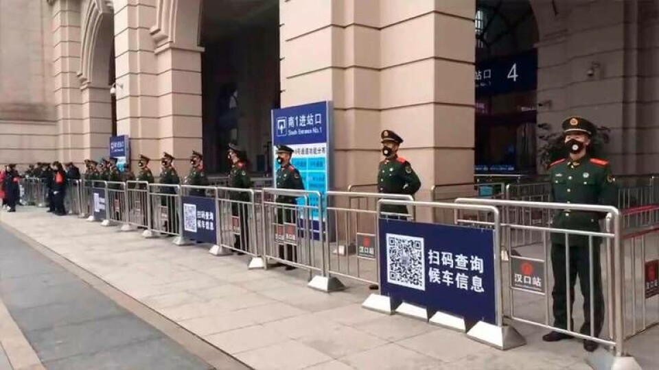 Polis vaktar den nu avstängda järnvägsstationen Hankou i virusdrabbade Wuhan. Staden är försatt i karantän. Foto: The Paper via AP Polis vaktar den nu avstängda järnvägsstationen Hankou i virusdrabbade Wuhan. Staden är försatt i karantän. Foto: The Paper via AP