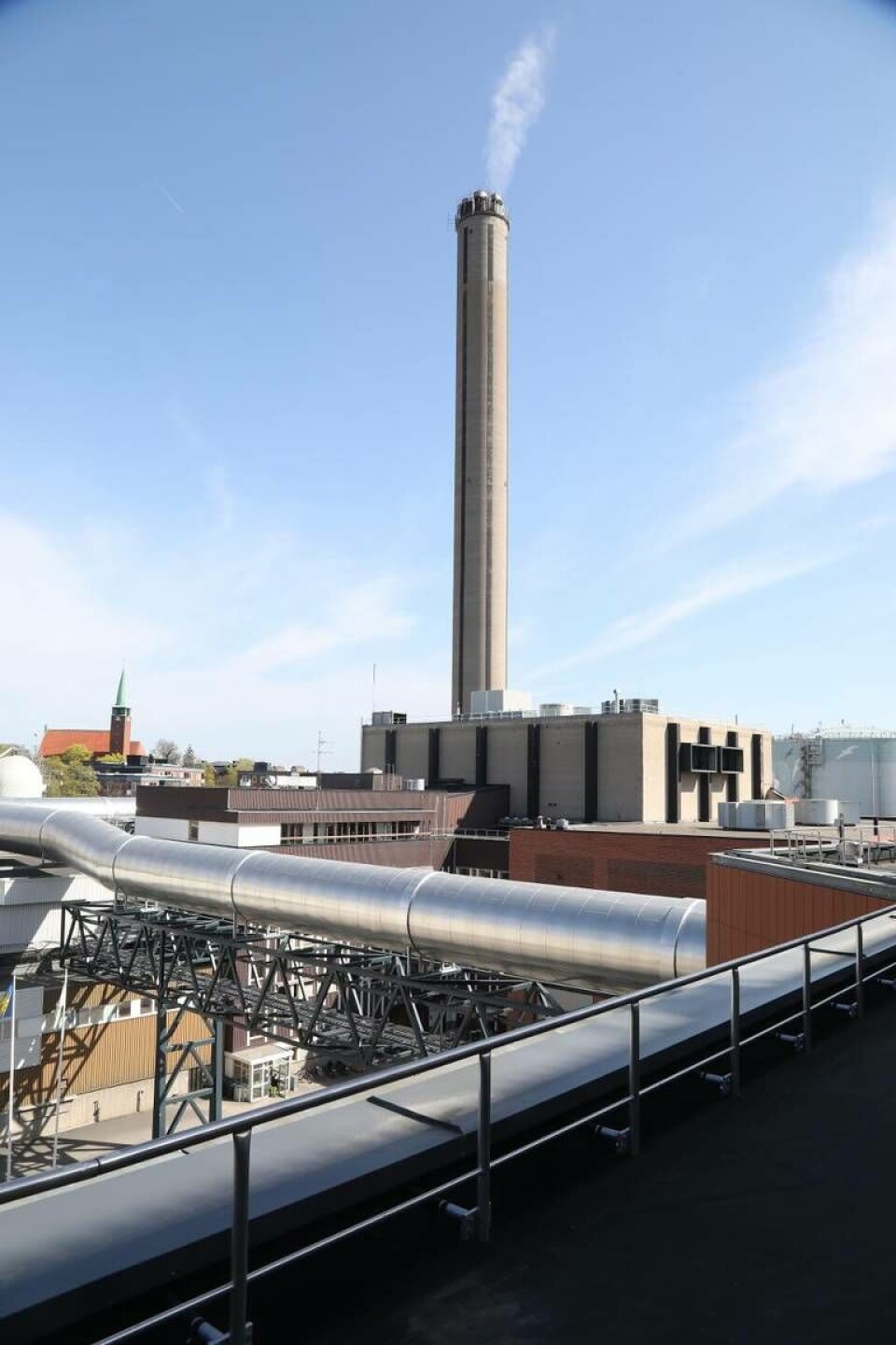 Testriggen för koldioxidavskiljning kommer att placeras på taket till det intilliggande oljeeldade kraftverket, bakom den bruna byggnadsdelen. Foto: Linda Nohrstedt Testriggen för koldioxidavskiljning kommer att placeras på taket till det intilliggande oljeeldade kraftverket, bakom den bruna byggnadsdelen. Foto: Linda Nohrstedt