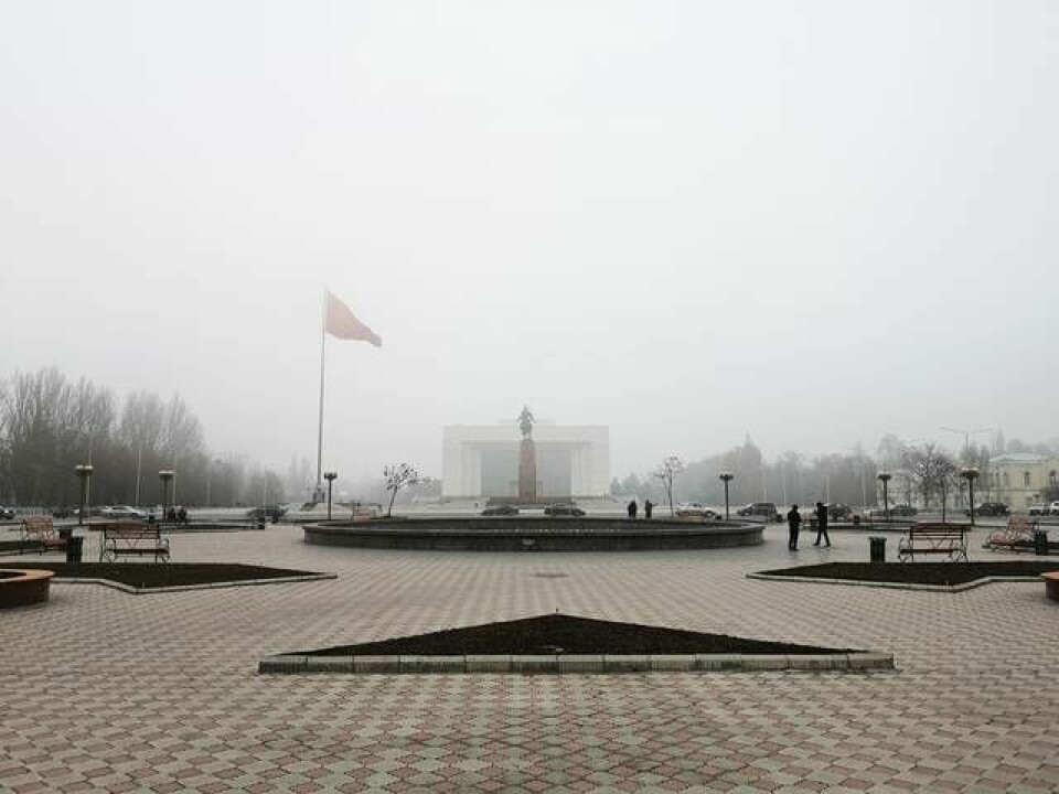 På det centrala torget Ala-Too vajar den kirgiziska flaggan i den tjocka smogen. Foto: Mia Holmberg Karlsson