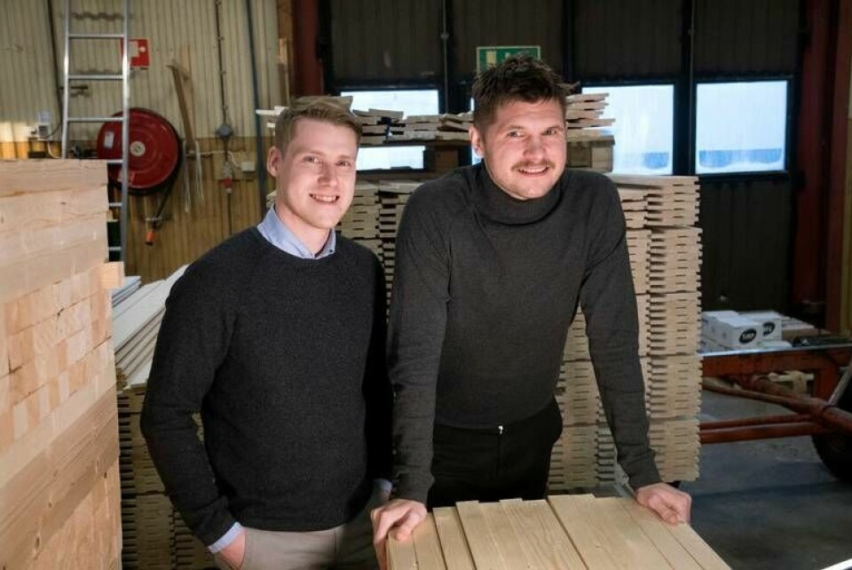 Samuel Holmström (till vänster) och Jens Lundqvist har tagit det anrika trävarubolaget Lundqvist Trävaru in i framtiden. Foto: Per Westergård