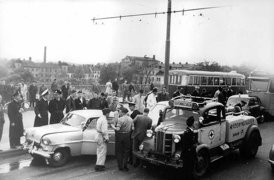 Räddningskåren fick rycka ut för att få ordning på trafikstockning och totalstopp som uppstod, mitt under rusningstrafik på Västerbron i Stockholm, när en spårvagn kört in i en bilkö i juni 1955. Foto: TT
