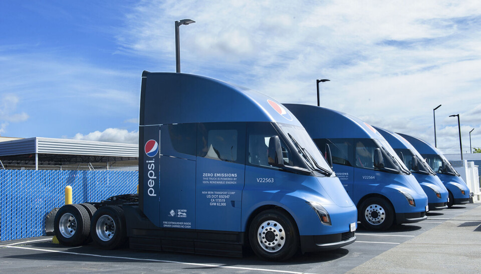 Tesla Semi presenterades redan 2017, men det dröjde till december 2022 innan de första levererades till kunden Pepsi. Här syns ytterligare några trailerdragare som levererades i april i år. Tesla Semi