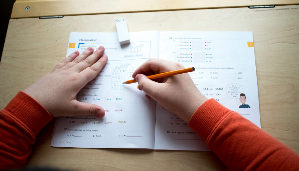 Elev med läroböcker i matematik. Elev med läroböcker i matematik.
