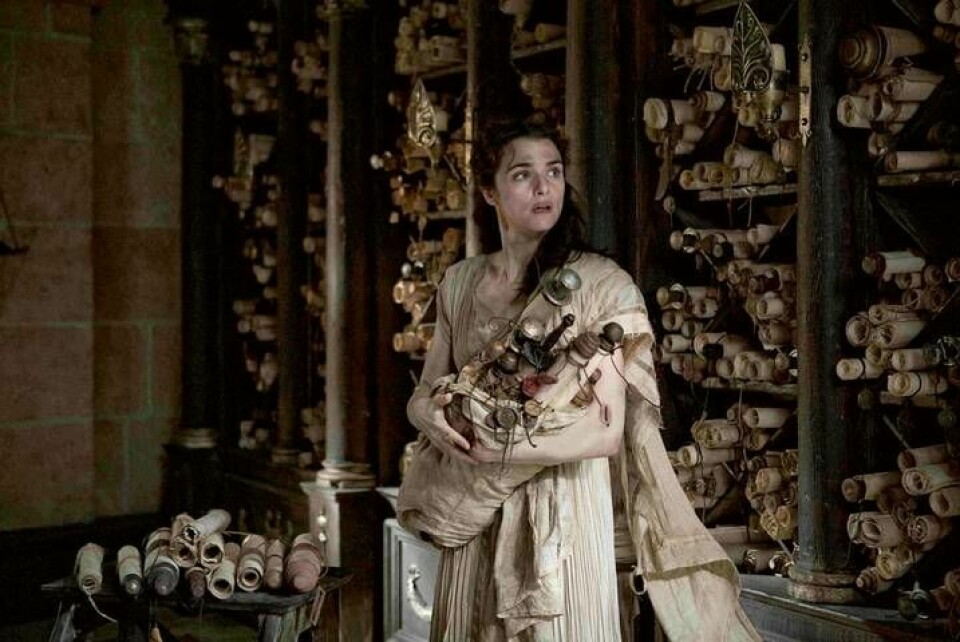 Hypatia (Rachel Weisz) försöker rädda böckerna i Alexandrias bibliotek undan en rasande kristen mobb i svärd-och-sandalfilmen ”Agora” från 2009. Foto: ur ”Agora” av Alejandro Amenabar