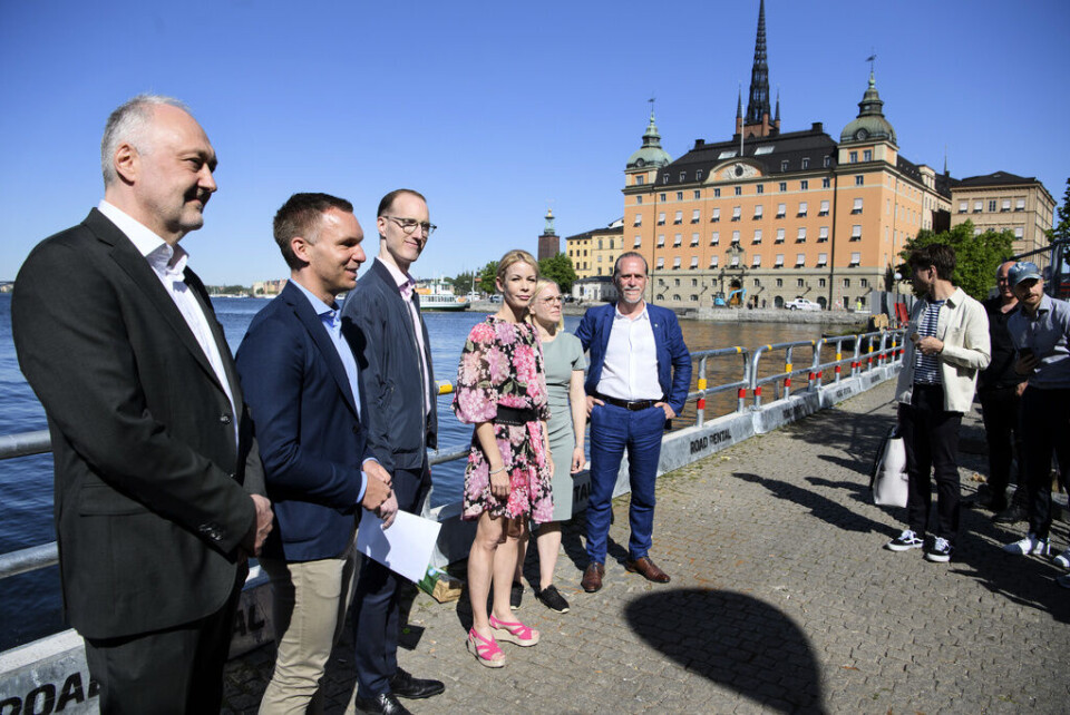 Från vänster: Nordic Urbans vd Raoul Grünstein och det grönblå majoritetsstyret: Erik Slottner (KD), Jan Jönsson (L), finansborgarråd Anna König Jerlmyr (M), Karin Ernlund (C), Daniel Helldén(MP), där bad- och poolanläggningen planeras byggas i Riddarfjärden i Stockholm. Foto: Jessica Gow/TT Från vänster: Nordic Urbans vd Raoul Grünstein och det grönblå majoritetsstyret: Erik Slottner (KD), Jan Jönsson (L), finansborgarråd Anna König Jerlmyr (M), Karin Ernlund (C), Daniel Helldén(MP), där bad- och poolanläggningen planeras byggas i Riddarfjärden i Stockholm. Foto: Jessica Gow/TT
