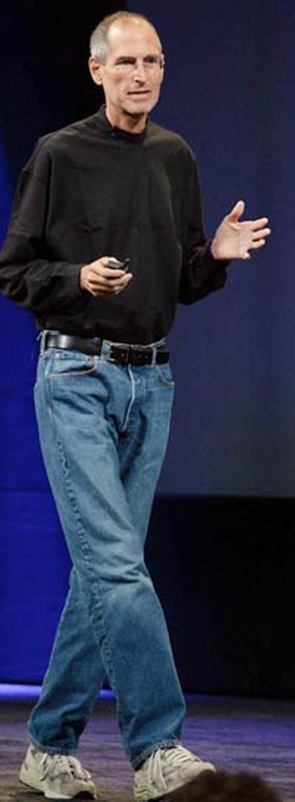 Steve Jobs är tillbaka på scenen efter sjukdom och levertransplantation.