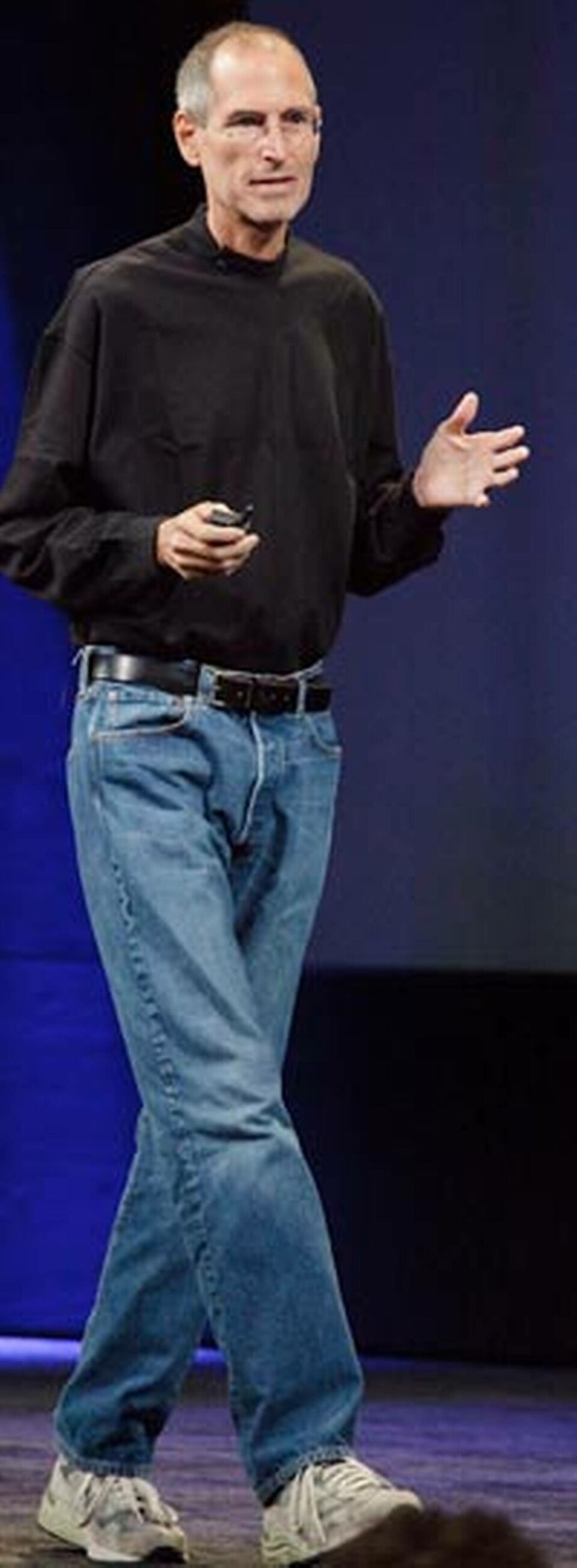 Steve Jobs är tillbaka på scenen efter sjukdom och levertransplantation. Steve Jobs är tillbaka på scenen efter sjukdom och levertransplantation.