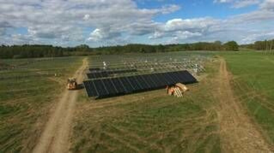 Monteringen av solpaneler inleddes i slutet på maj. Foto: Jonas Weissglas