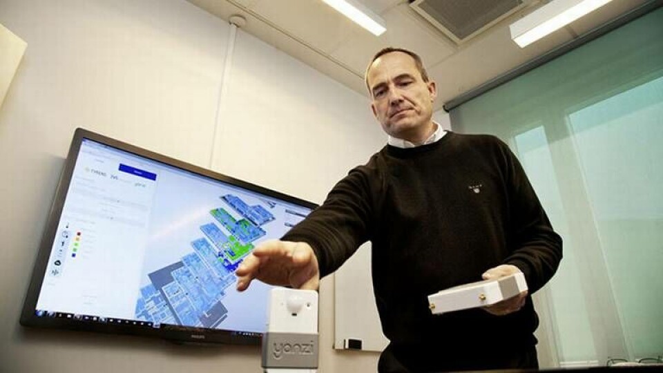 Med sensorer på kontoret kunde Tyréns avslöja att mycket energi förbrukas i onödan, när medarbetare inte är vid sina platser. Här visar Per Bjälnes sensorerna från Yanzi. I bakgrunden syns den digitala modellen. Foto: Jörgen Appelgren Med sensorer på kontoret kunde Tyréns avslöja att mycket energi förbrukas i onödan, när medarbetare inte är vid sina platser. Här visar Per Bjälnes sensorerna från Yanzi. I bakgrunden syns den digitala modellen. Foto: Jörgen Appelgren